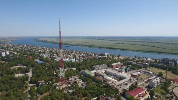 Повітряний постріл телевежа на березі Дніпра з високих будівель навколо нього — стокове відео