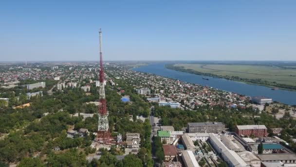Luchtfoto van de Tv-toren aan de oever van de Dnipro met groene parken rond het — Stockvideo