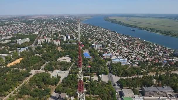 Vue aérienne de la tour de télévision sur la banque Dnipro avec des rues verdoyantes autour — Video