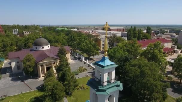 Una iglesia ortodoxa cristiana desde la perspectiva de un pájaro en Ucrania en verano — Vídeos de Stock