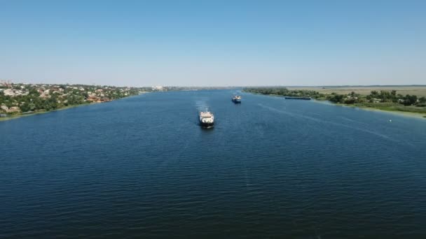 Witte stoomschip in het midden van de rivier een bird's eye vanuit — Stockvideo