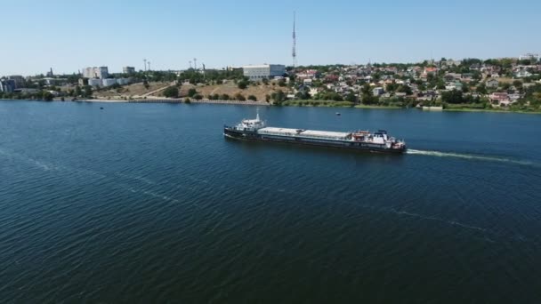 Vista panorâmica de uma barcaça impressionante que flutua no Bug do Sul no verão — Vídeo de Stock