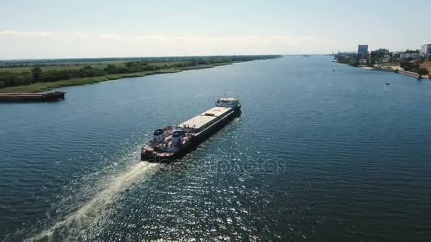 Vue aérienne d'une longue barge en métal flottant dans le Bug du Sud en été — Video