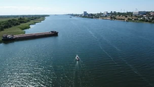 Аэросъемка великолепной белой яхты в Южном Буге в солнечный день — стоковое видео