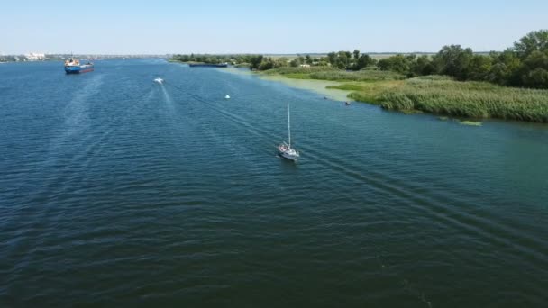 Antenn skott av en vackert rörliga yacht i den södra Bug på en solig dag — Stockvideo