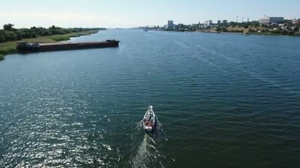 Luchtfoto van een snel bewegend Jachtcharter in de zuidelijke Bug op een zonnige dag — Stockvideo