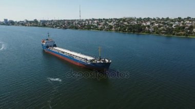 Nehrin ortasında yaz aylarında hareketli bir dev habersiz kuş bakışı manzaralar