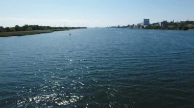 Kuşbakışı göz atış yaz aylarında hızlı Güney Bug içinde yüzen bir küçük yat