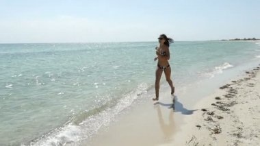 Bikini joggs slo-Mo, Karadeniz'in deniz kıyısında atletik kız