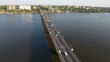 Yaz aylarında Güney Bug Nikolayev içinde üzerinde modern bir otomatik hava atış köprü