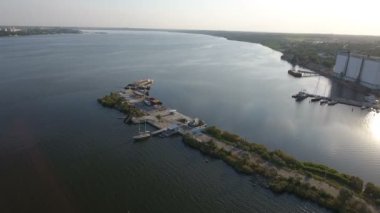 İskelelerde yatlar ve teknelere yaz aylarında gün batımında Dnipro tarih ile bir iskele