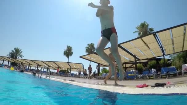 Kemer, Türkei - 18. Juli 2017: kleiner Junge taucht im Sommer zuerst Füße in türkisfarbenes Wasser eines türkischen Resorts — Stockvideo