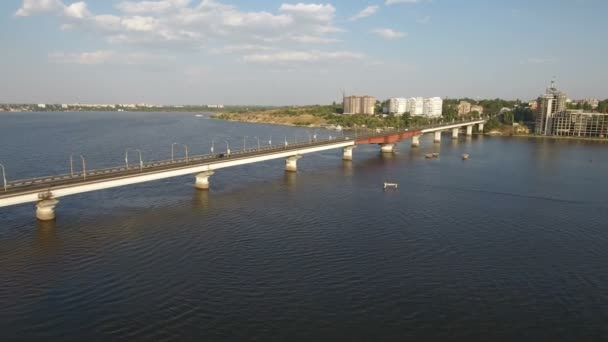 Letecký snímek dlouhý dvoucestný most přes Jižní Bug za slunečného dne — Stock video