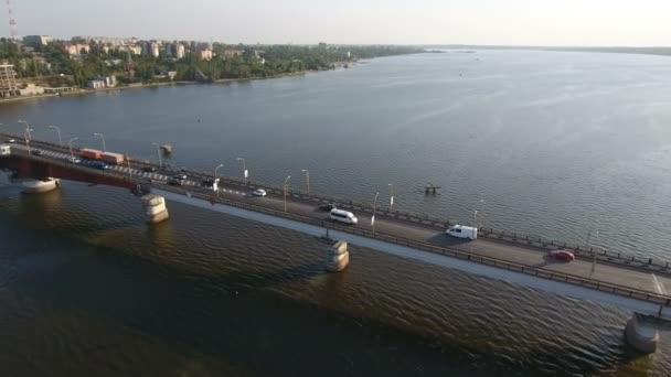 Luchtfoto van een lange betonnen brug over de zuidelijke Bug bij zonsondergang — Stockvideo