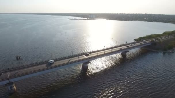 Vue aérienne d'un long pont au-dessus du Bug Sud à Nikolaïev au coucher du soleil 