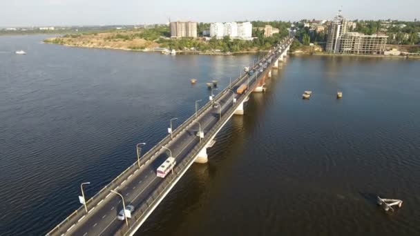 Κεραία βολή ενός σύγχρονου γέφυρα πάνω από το νότιο Bug στο Νικολάγιεβ το καλοκαίρι — Αρχείο Βίντεο