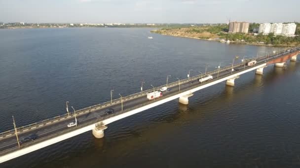 Foto aerea di un moderno ponte auto sul Bug meridionale al tramonto in estate — Video Stock