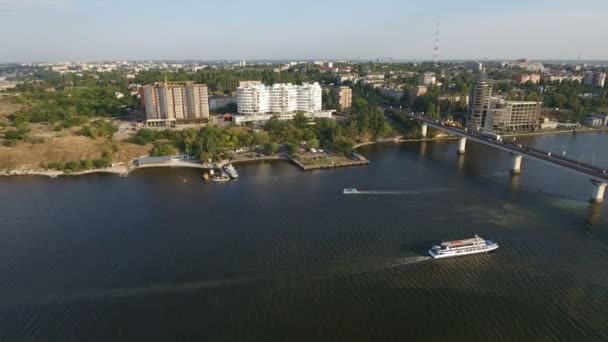 Tiro aéreo de uma ponte moderna em Nikolayev e um navio a vapor que se aproxima dele — Vídeo de Stock