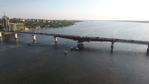Aerial shot of a long auto bridge in Nikolayev over the Southern Bug in summer — Stok Video