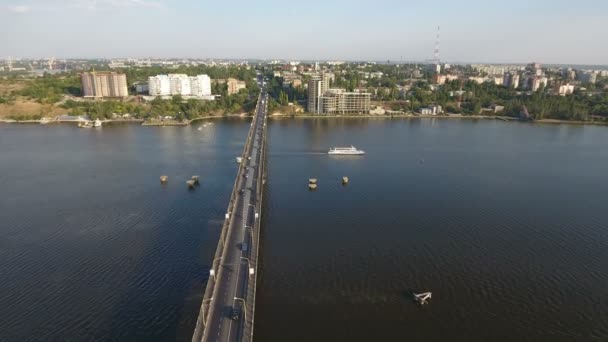 Luchtfoto van een moderne auto-brug in Nikolajev over de zuidelijke Bug in de zomer — Stockvideo