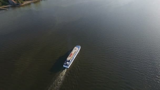 鳥の目の観点から南ブーフ川の真ん中に白い汽船 — ストック動画