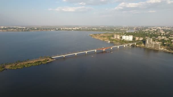 Luftaufnahme einer langen modernen Brücke über den Dnipro an einem sonnigen Sommertag — Stockvideo