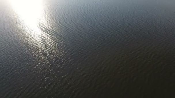 Luchtfoto van het glinsterende water van de Zwarte Zee en een pad van de zon bij zonsondergang in de zomer — Stockvideo