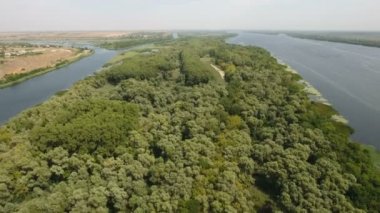 Hava atış dar girişleri Dnipro Havzası güneşli bir günde, bir yeşil adanın