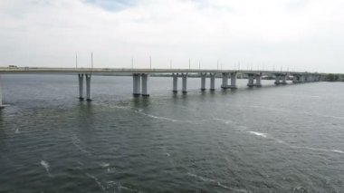 Arabalar hareket ile yaz aylarında Dnipro uzun modern bir köprüden hava atış