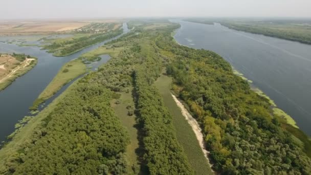 Colpo aereo di isolotti verdi, afflussi al bacino del Dnipro in una giornata di sole — Video Stock