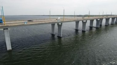 Hava atış son derece uzun bir asfalt üzerinde Dnipro yaz aylarında köprü. 