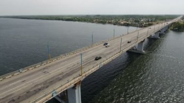Yaz aylarında hava atış ağır ile Dnipro uzun modern bir köprüden trafik 