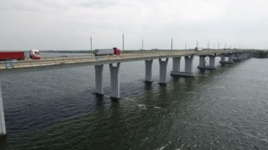 Twilights yaz aylarında Dnipro uzun modern bir köprüden hava atış 