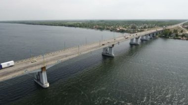 Arabalar hareket ile yaz aylarında Dnipro uzun modern bir köprüden hava atış