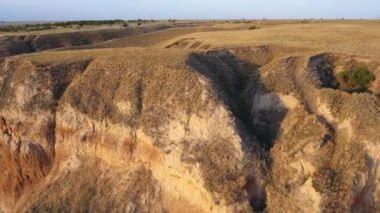 Yaz aylarında güneşli bir günde büyük bir sahil üzerinde esrarengiz cliffy Hills hava atış