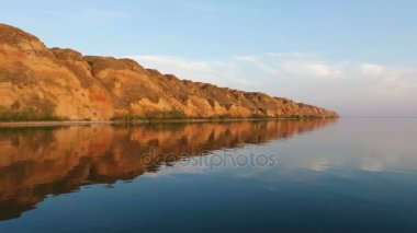 Engebeli sahil yaz aylarında uçan bir dron gelen esrarengiz kırmızı ve kahverengi tepeler