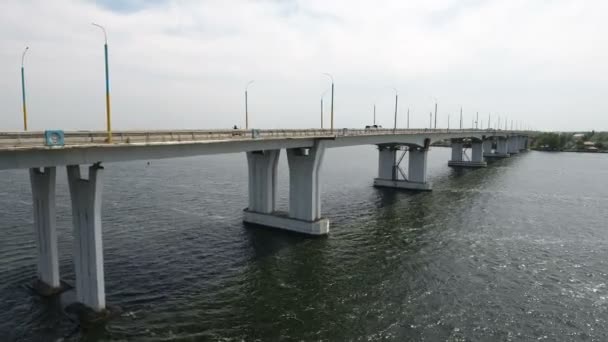 Tiro aéreo de uma ponte alta e longa com postes de luz sobre o Dnipro no verão — Vídeo de Stock