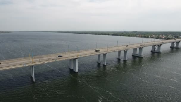 Vue aérienne d'un pont d'asphalte trop long au-dessus du Dnipro en été  