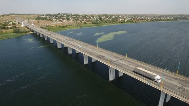 Zdjęcia lotnicze z asfaltu długi most nad Dnieprem z ruchu samochodowego w lecie — Wideo stockowe