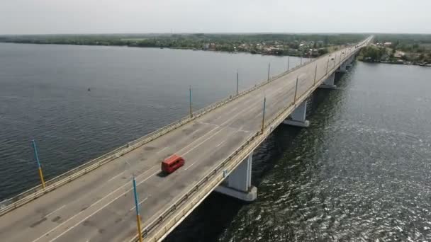 Foto aérea de un largo puente moderno sobre el Dnipro con tráfico de coches en verano — Vídeo de stock