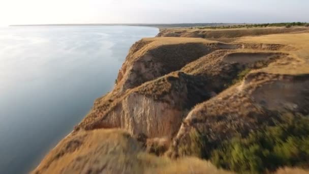 Foto aérea de misteriosas colinas acantilados en una gran costa en un día soleado en verano — Vídeo de stock