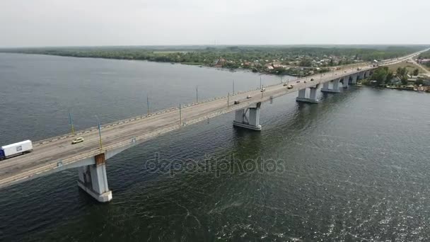 Antenn skott av en lång modern bro över Dnipro i sommar med rörliga bilar — Stockvideo