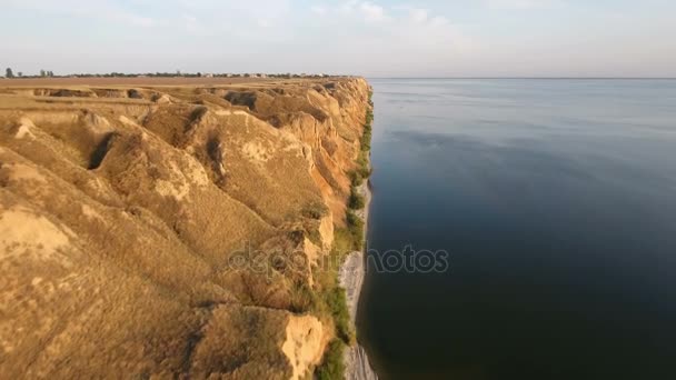 Luchtfoto van hoge heuvels op de kust van de Zwarte Zee met gloeiende blauwe wateren — Stockvideo