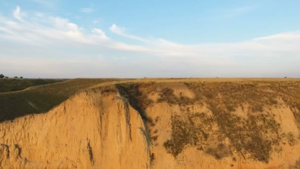 Rauh aussehende Hügel an der Küste von einer fliegenden Drohne an einem sonnigen Tag im Sommer — Stockvideo