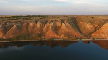 Yaz aylarında güneşli bir uçan bir dron vahşi görünümlü sahil dağlı