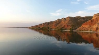 Yaz aylarında güneşli bir uçan bir dron antik görünümlü sahil dağlı