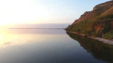 Hills kuşbakışı göz perspektifinden bir vahşi görünümlü sahil kaplı