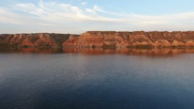 Yüksekliğinde kil Hills kuşbakışı göz bakış açısından sağlam bir sahil