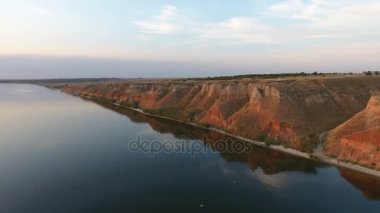 Hava güneşli bir yaz aylarında kaba deniz kıyısı kahverengi uçurumlarda kadeh