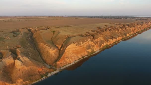 Erősen vágott keskeny csatornák seacoast hills a repülő drone egy napsütéses napon — Stock videók